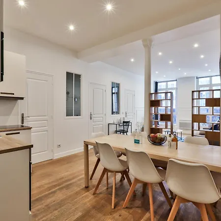 Urbanflat 34 - Spacious & Bright Parisian * Parigi