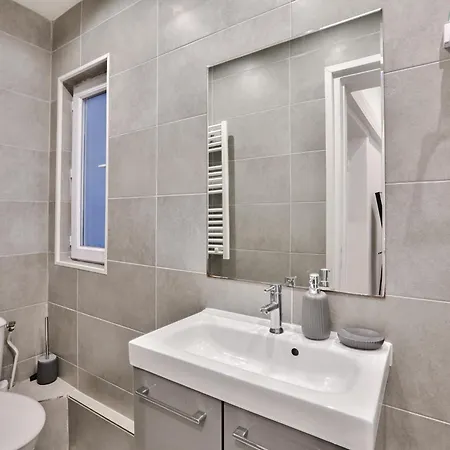 Urbanflat 34 - Spacious & Bright Parisian Apartment Paris